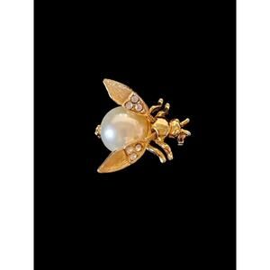 Vintage TREMBLER WINGS WASP BEE BUG INSECT with FAUX PEARL BODY BROOCH PIN